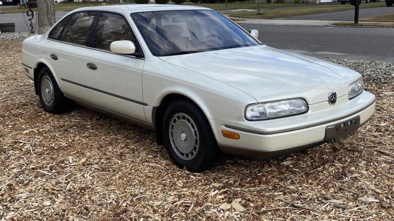 1992年9,000マイル未満のInfiniti Q45はJapan、Inc.の栄光日を表示するウィンドウです。