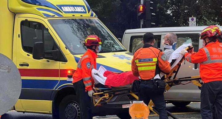 屯門私家車遭輕貨車欄腰撞