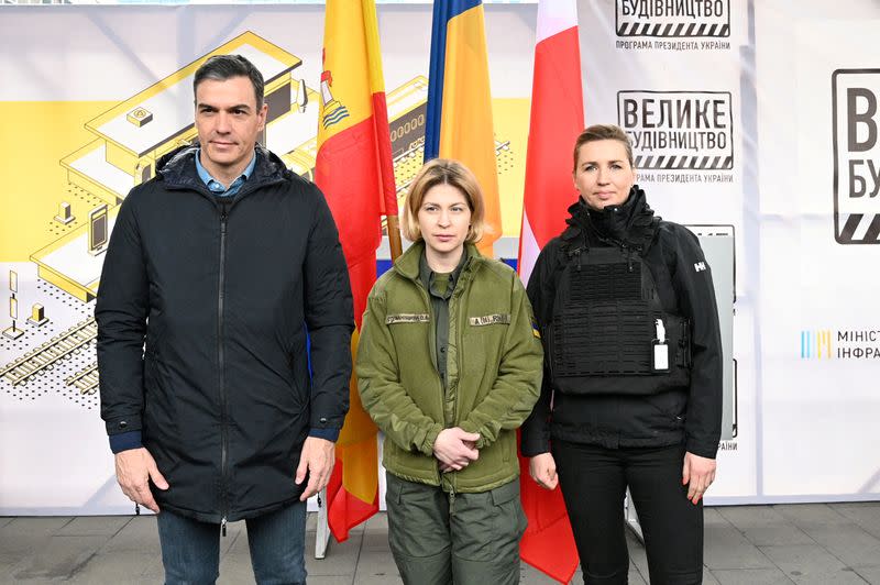 El primer ministro danés promete más armas mientras ella y el primer ministro español visitan Kiev