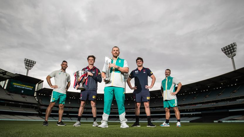 MELBOURNE, AUSTRALIA - NOVEMBER 18: Glenn Maxwell, Bayley Fritsch, Aaron Finch, Angus Brayshaw and Matthew Wade pose for a photo with the T20 World Cup Trophy and the AFL Premiership Cup during an Australian T20 World Cup Media Opportunity at Melbourne Cricket Ground on November 18, 2021 in Melbourne, Australia. The Australian T20 team won the World Cup Final, for the first time, on Sunday in Dubai in a match against New Zealand which they won by 8 wickets. (Photo by Darrian Traynor/Getty Images)