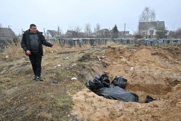 Die Stadt Mutizin entdeckt die Leichen ihres Bürgermeisters und einiger Bewohner, die hingerichtet wurden