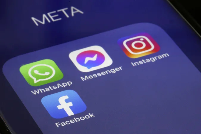 PARİS, FRANSA - 03 ŞUBAT: Bu fotoğraf illüstrasyonunda, Meta şirketine ait uygulamaların, WhatsApp, Messenger, Instagram ve facebook logoları 03 Şubat 2022'de Paris, Fransa'da bir iPhone ekranında görüntüleniyor. Facebook'un ana şirketi Meta'nın hisse fiyatları, şirketin sosyal ağın günlük aktif kullanıcılarının bir önceki çeyrekteki 1.930 milyardan 2021 yılının 4. çeyreğinde 1.929 milyara düştüğünü bildirmesinin ardından mesai sonrası işlemlerde düştü. Facebook tarihinde ilk kez kullanıcı kaybediyor, Mark Zuckerberg'in şirketi karlarının düştüğünü gördü ve metaverse geçişi kaotik olacağa benziyor. (Fotoğraf çizimi Chesnot/Getty Images tarafından)