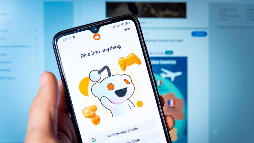 SPAIN - 2022/11/29: In this photo illustration, the Reddit social media App seen displayed on a smartphone. (Photo Illustration by Davide Bonaldo/SOPA Images/LightRocket via Getty Images)