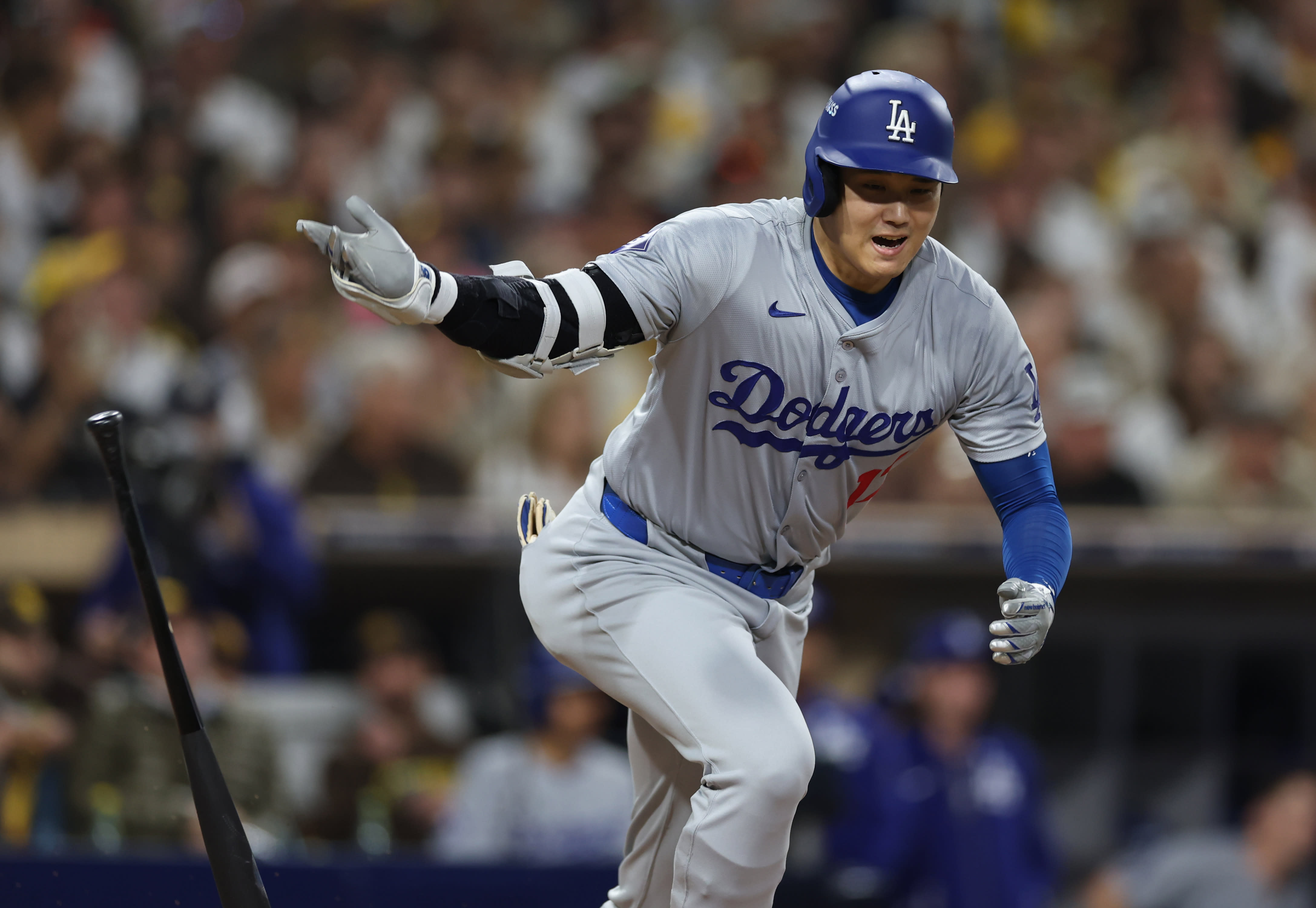 Dodgers steamroll Padres to even series after Mets advance and Yankees, Tigers win