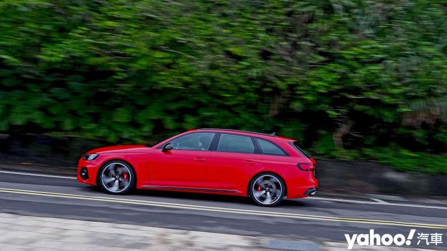 使出全領域暴擊加乘！2021 Audi RS4 Avant凶悍級試駕！ - 13