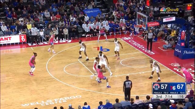 Delon Wright with a 2-pointer vs the Philadelphia 76ers