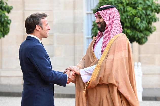 Images of the long handshake between Mohammed Ben Salmane and Emmanuel Macron at the Elysée