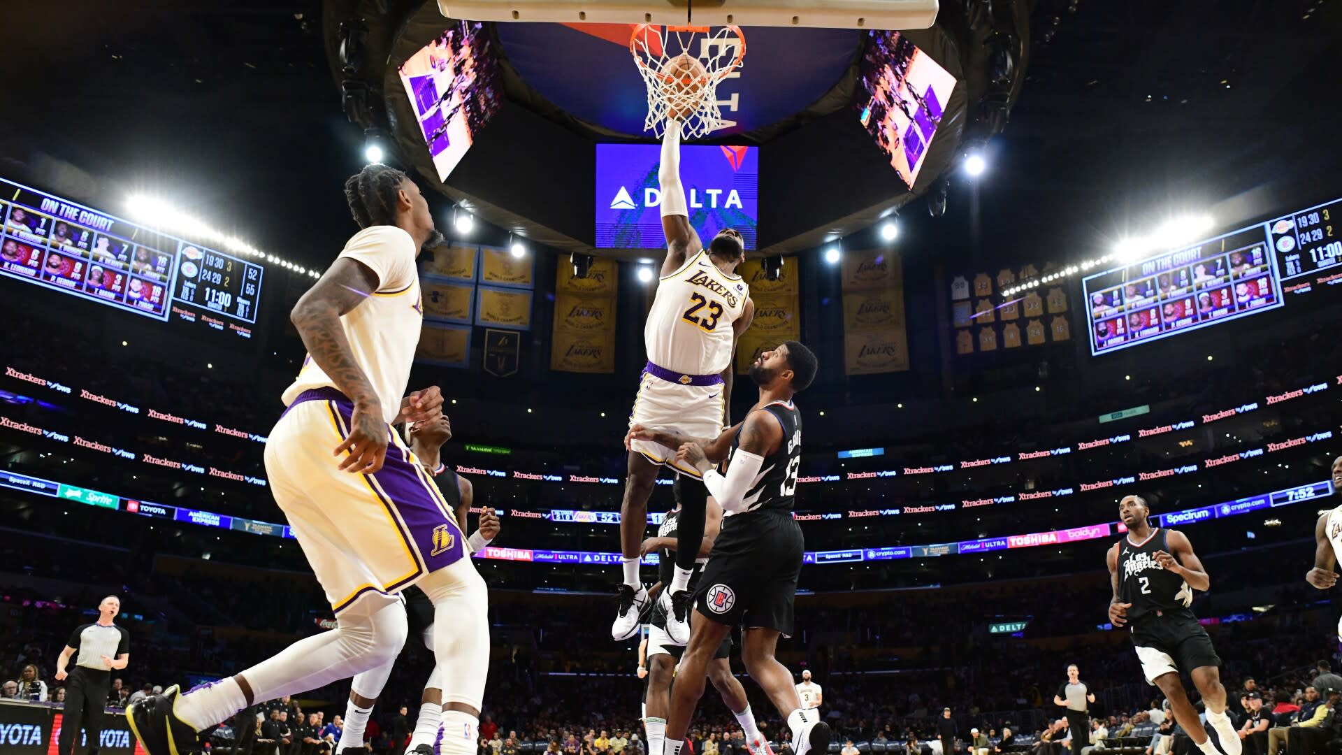 Watch LeBron's poster dunk, he scores 25 as Lakers beat Clippers, ending 4-game losing streak