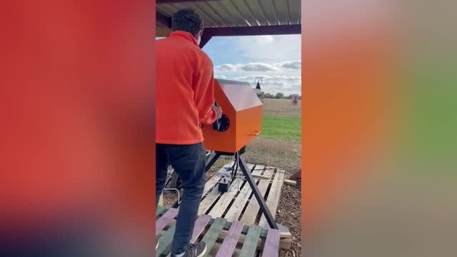 Un agriculteur transforme un champ en champ de tir “canon à citrouilles” pour inspirer le plaisir d’Halloween
