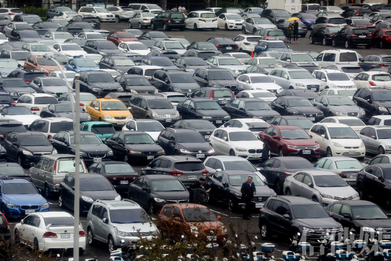 停車月票超賣 找車位APP難用 北市議員批交通局「詐騙」！ - Yaho