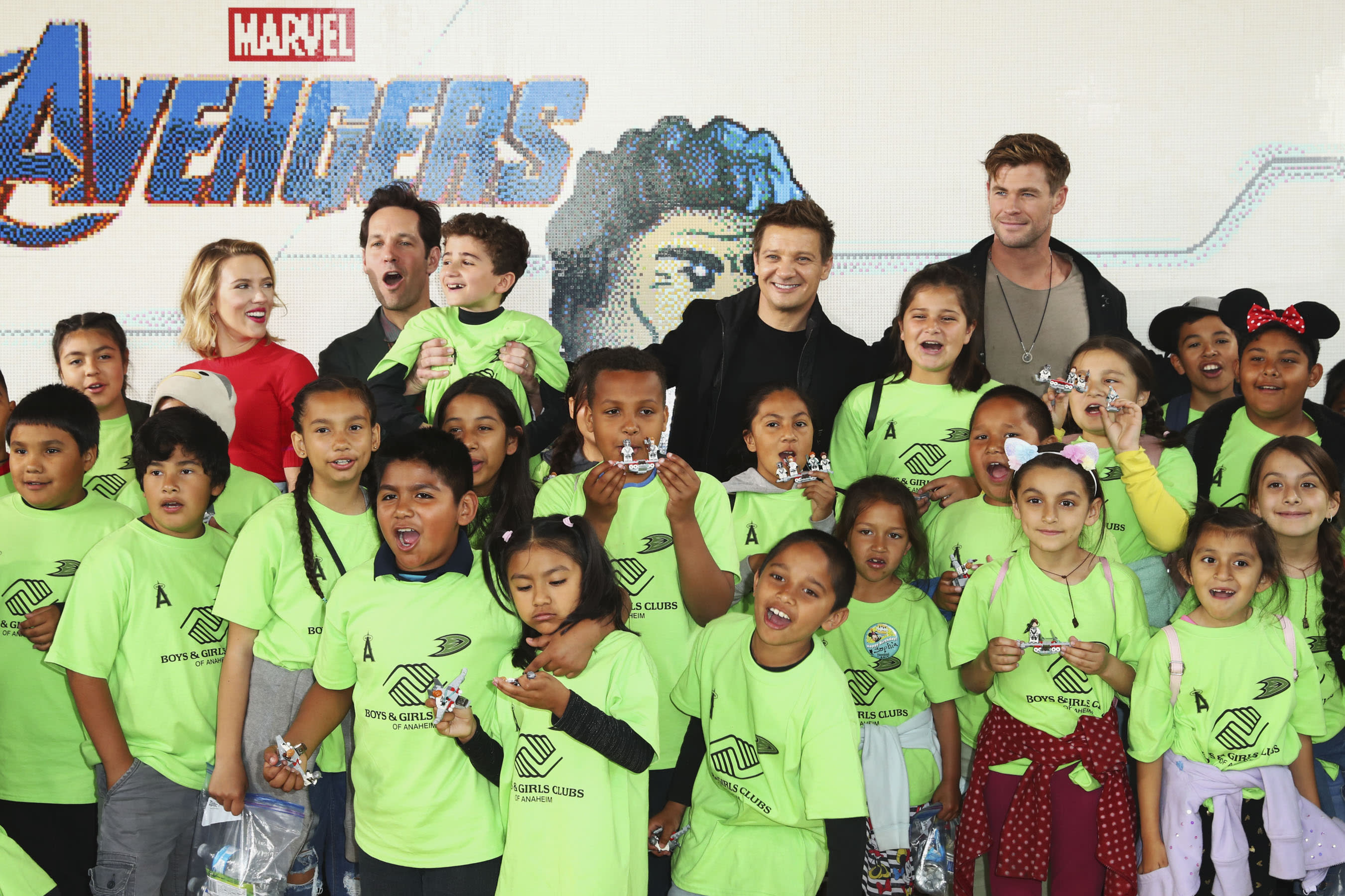 Avengers Endgame Cast Surprises Kids At Disney Theme Park See