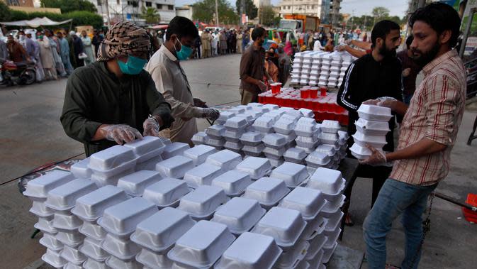 FOTO: Aksi Relawan Pakistan Berbagi Makanan Buka Puasa