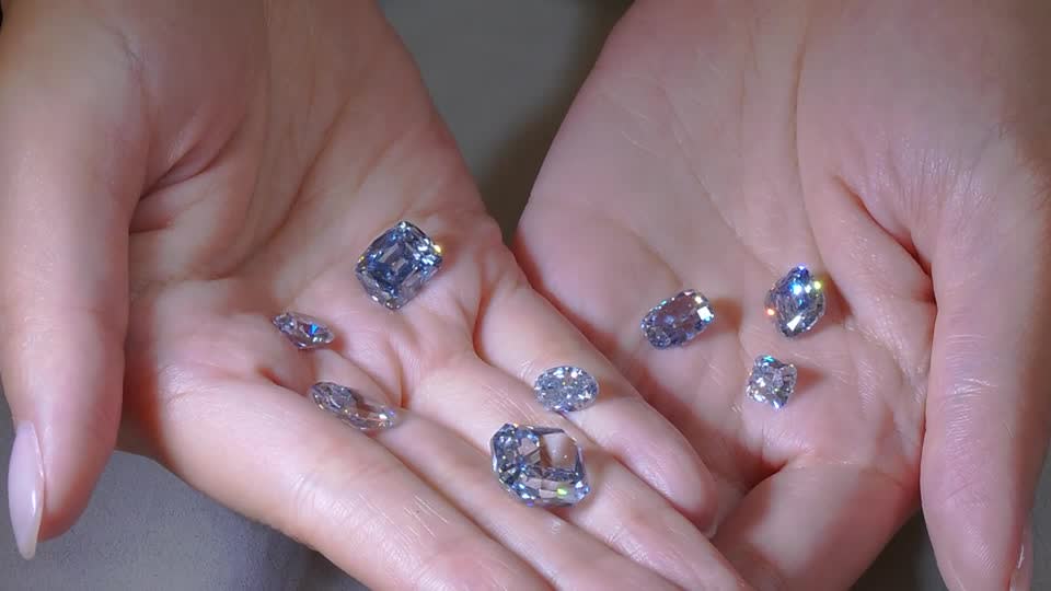 Artificial blue store diamond