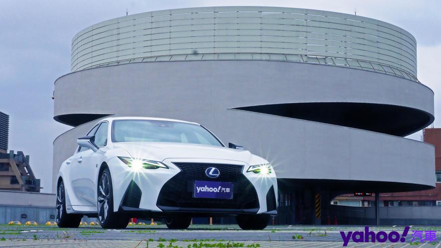 跑格煉成陣下的折衷之作！2021 Lexus小改款IS300h F Sport試駕 - 3