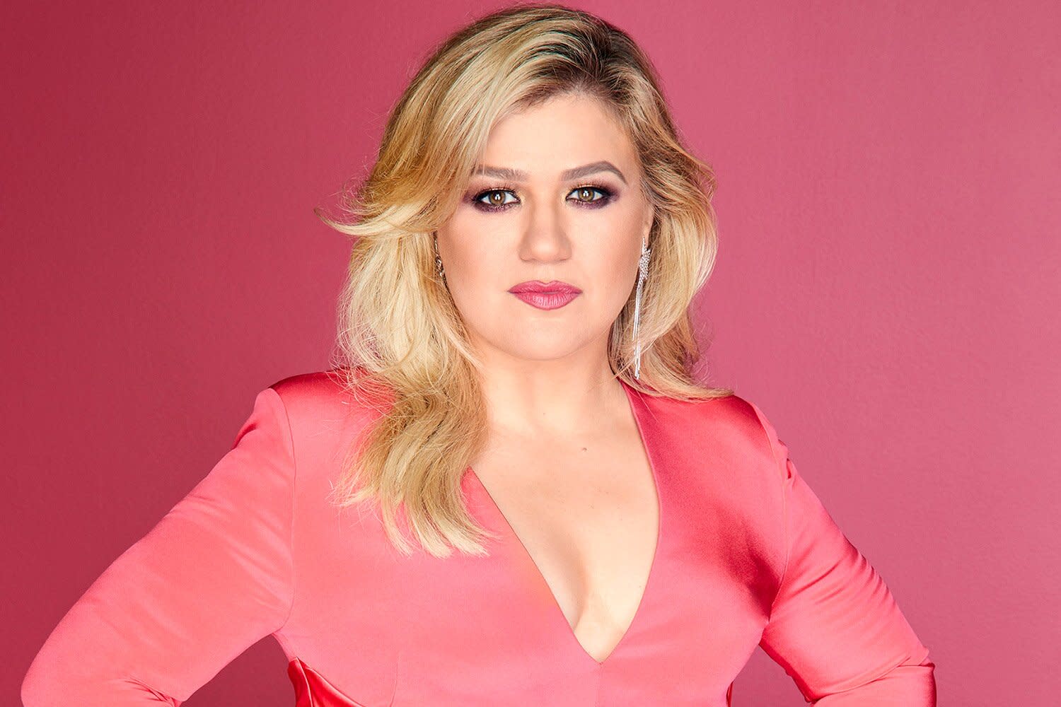 kelly-clarkson-legally-hits-back-at-fatherinlaw-amid-split-demands-money-made-off-her-be-returned