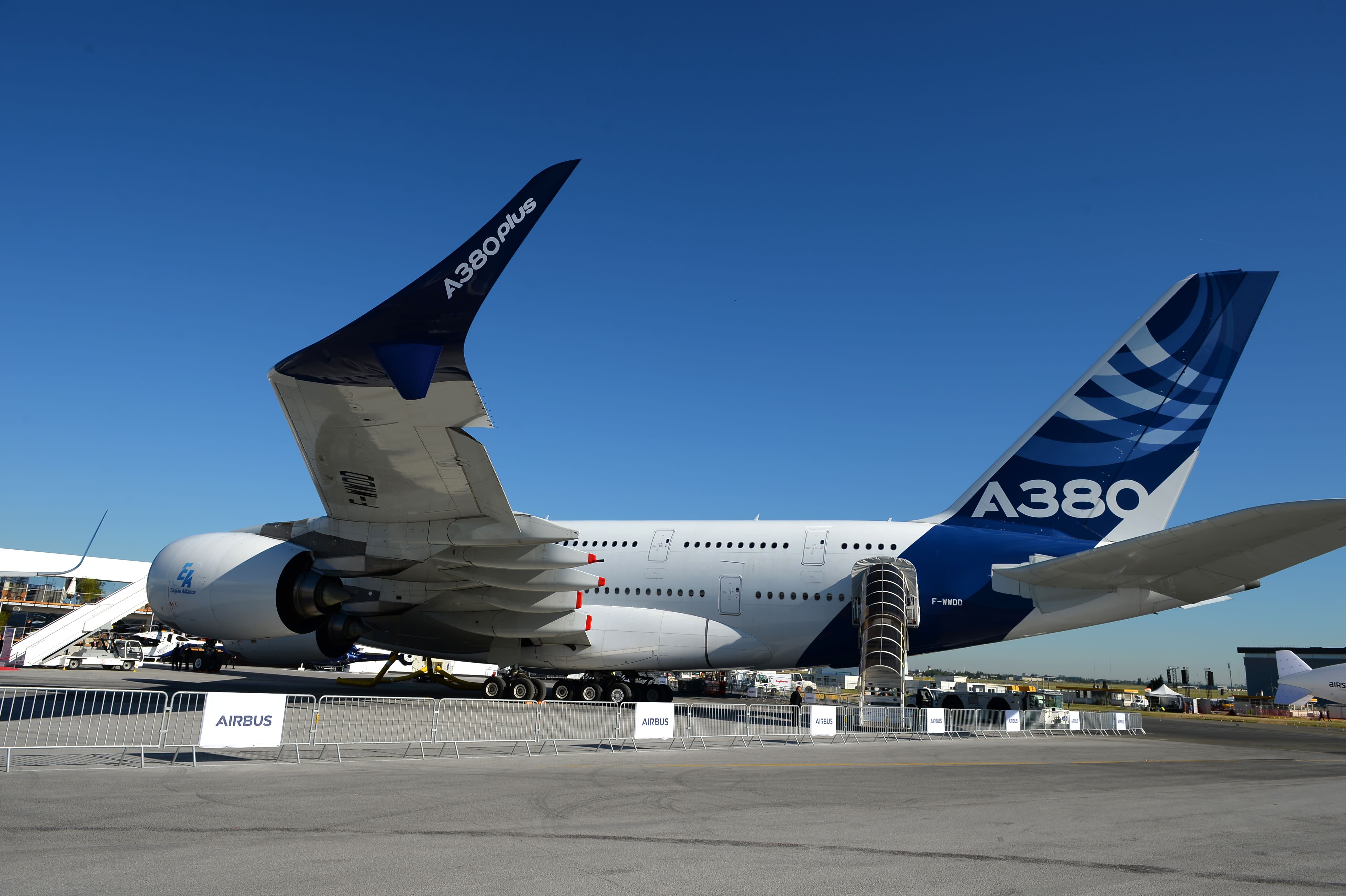 Эирбас. Эйрбас 380. Airbus a380: Аэробус пассажирский. Самолет Airbus a390. Самый большой пассажирский самолет в мире Airbus a380.