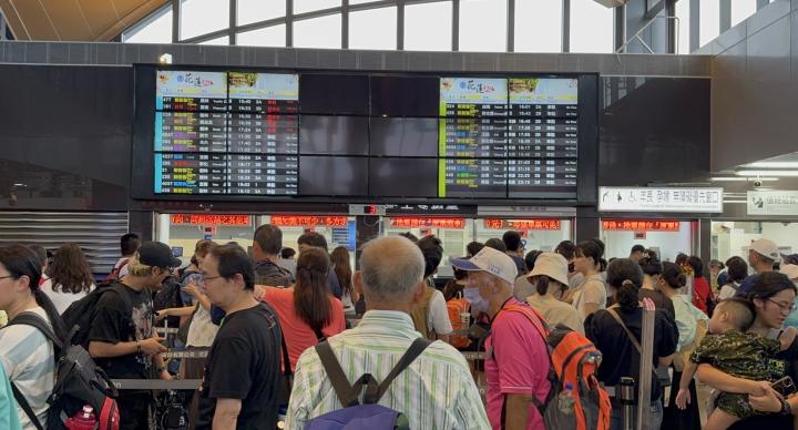 鐵公路全斷 旅客擠爆花蓮車站