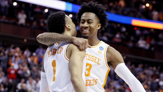 Tennessee survives Iowa comeback, advances to Sweet 16