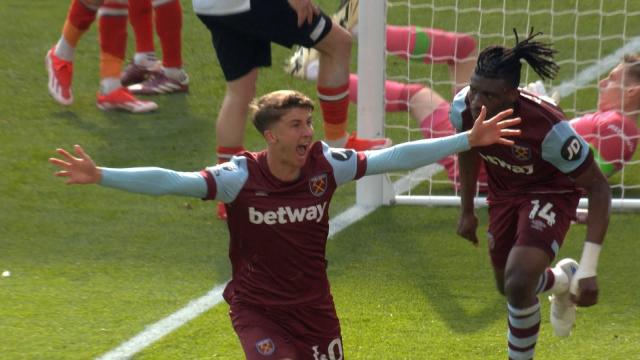 Earthy comes on to make it 3-1 for West Ham