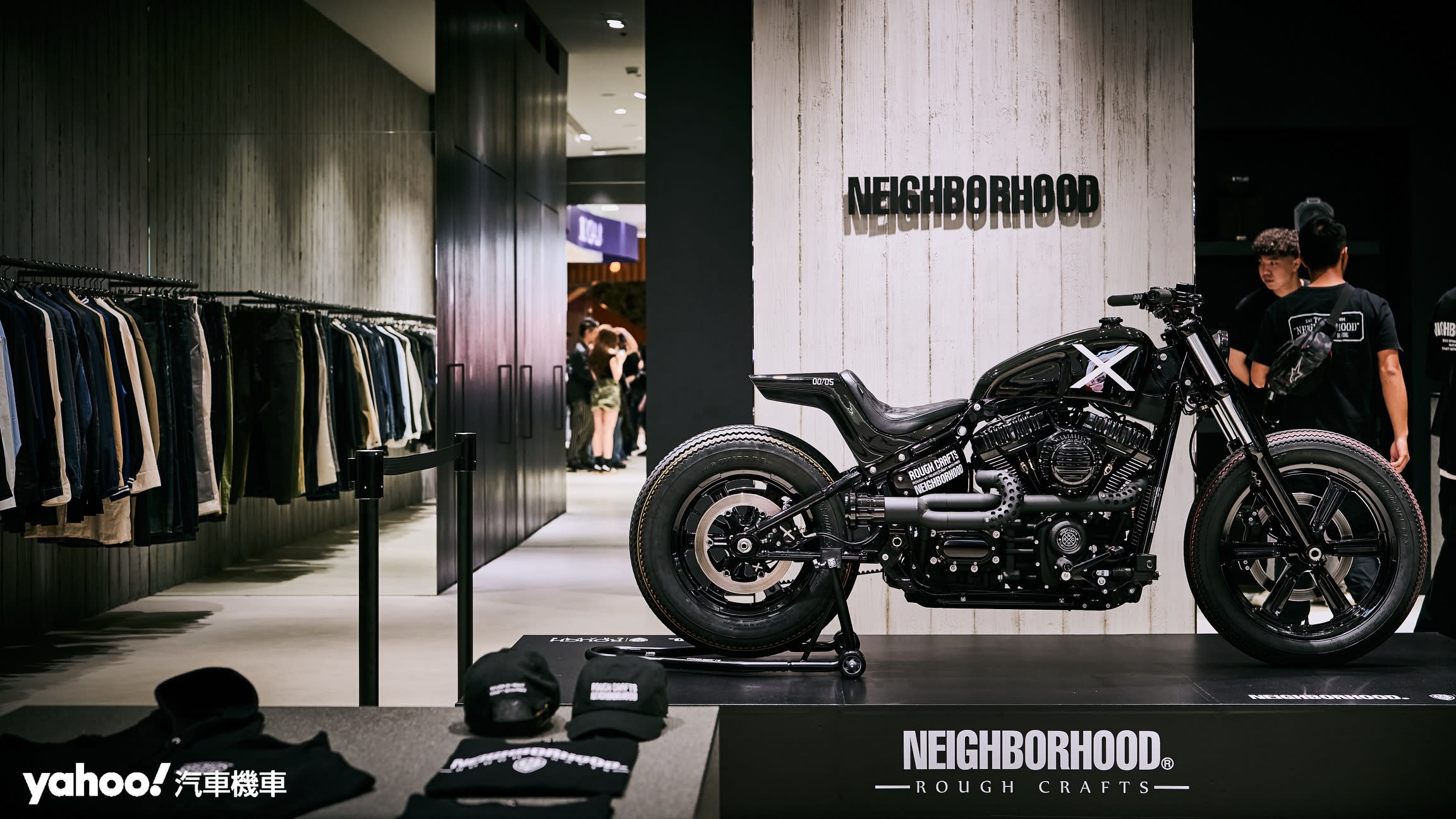 NEIGHBORHOOD與ROUGH CRAFT的聯名除了推出限量5台的NR-01車款與限量50頂的Shoei Glamster NHRC彩繪，相關服飾與周邊商品也都在NEIGHBORHOOD®TAIPEI一併展出。