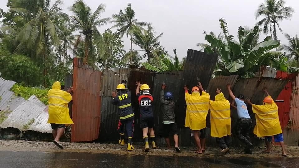 1 dead, 100,000 displaced when typhoon blows near Philippines