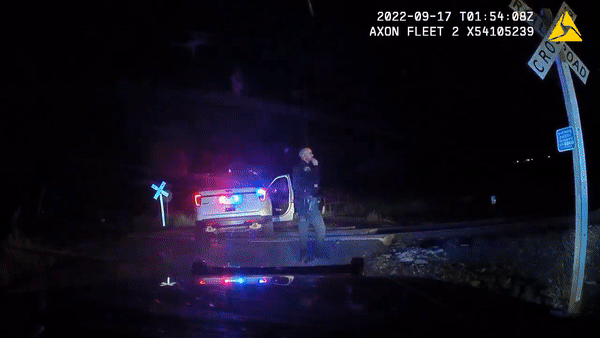 Un train heurte un véhicule de police du Colorado avec une femme menottée à l’intérieur