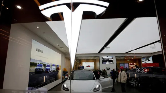 Tesla stock under pressure as top executives depart