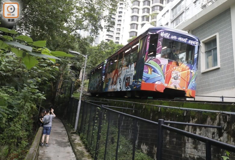 第五代山頂纜車告別在即 大批市民打卡道別