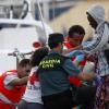 Migranti, 470 persone sbarcano a Napoli: 20 bimbi e un morto