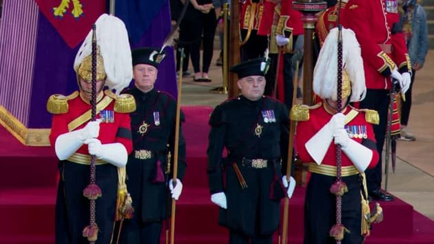 dos ministros británicos custodian el ataúd en Westminster Hall