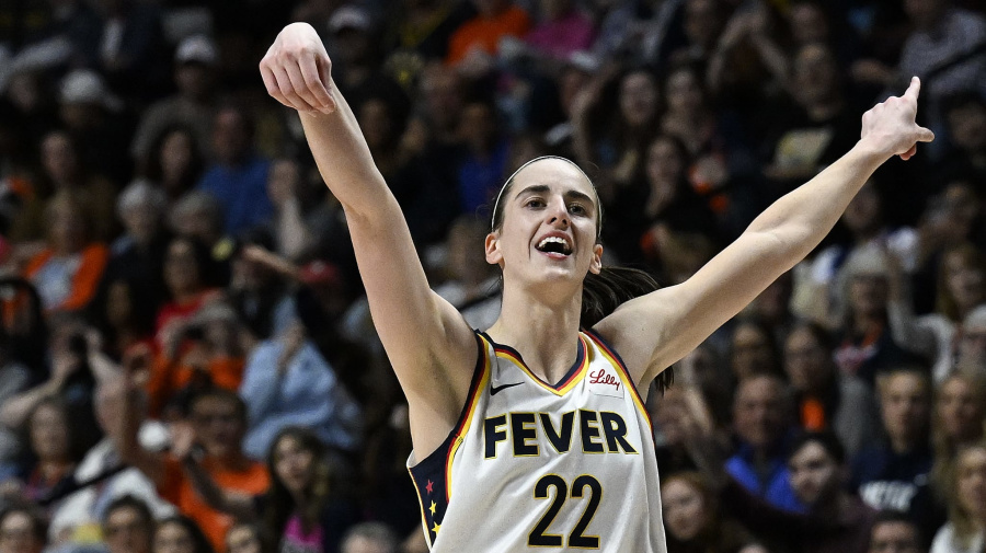 Associated Press - Caitlin Clark, base del Fever de Indiana, festeja tras atinar un triple ante el Sun de Connecticut, el martes 14 de mayo de 2024 (AP Foto/Jessica Hill)