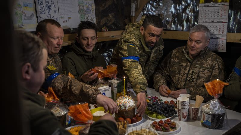WATCH: Ukraine army general visits troops for Easter