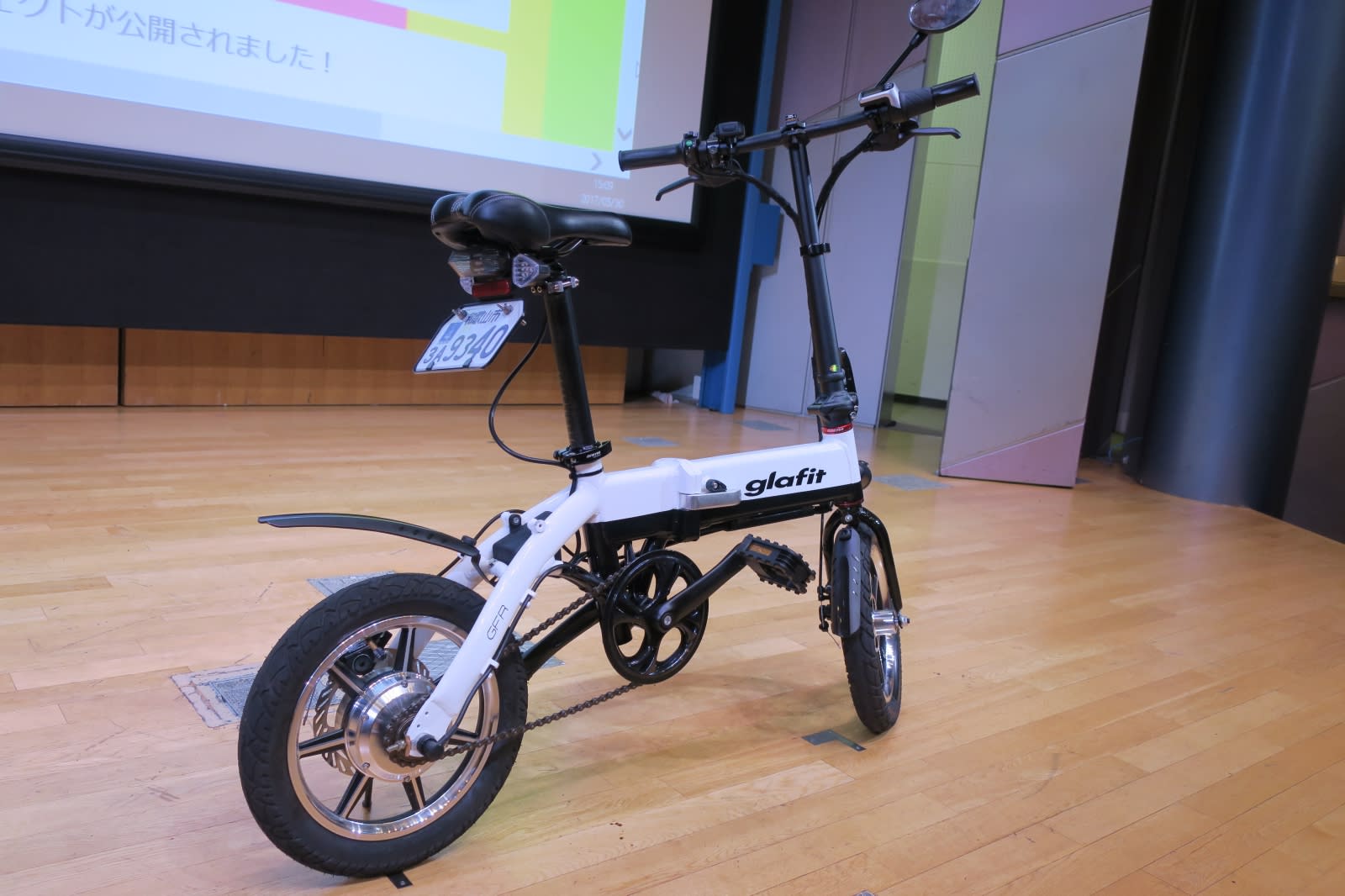 試乗レビュー ペダルも漕げる電動バイクglafitに乗ってきた 自転車にウィンカーがついている不思議な感覚 Engadget 日本版