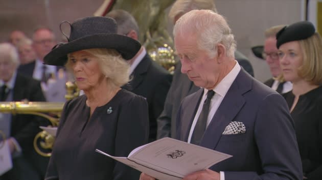 Le roi et la reine consort assistent au service à la cathédrale Sainte-Anne