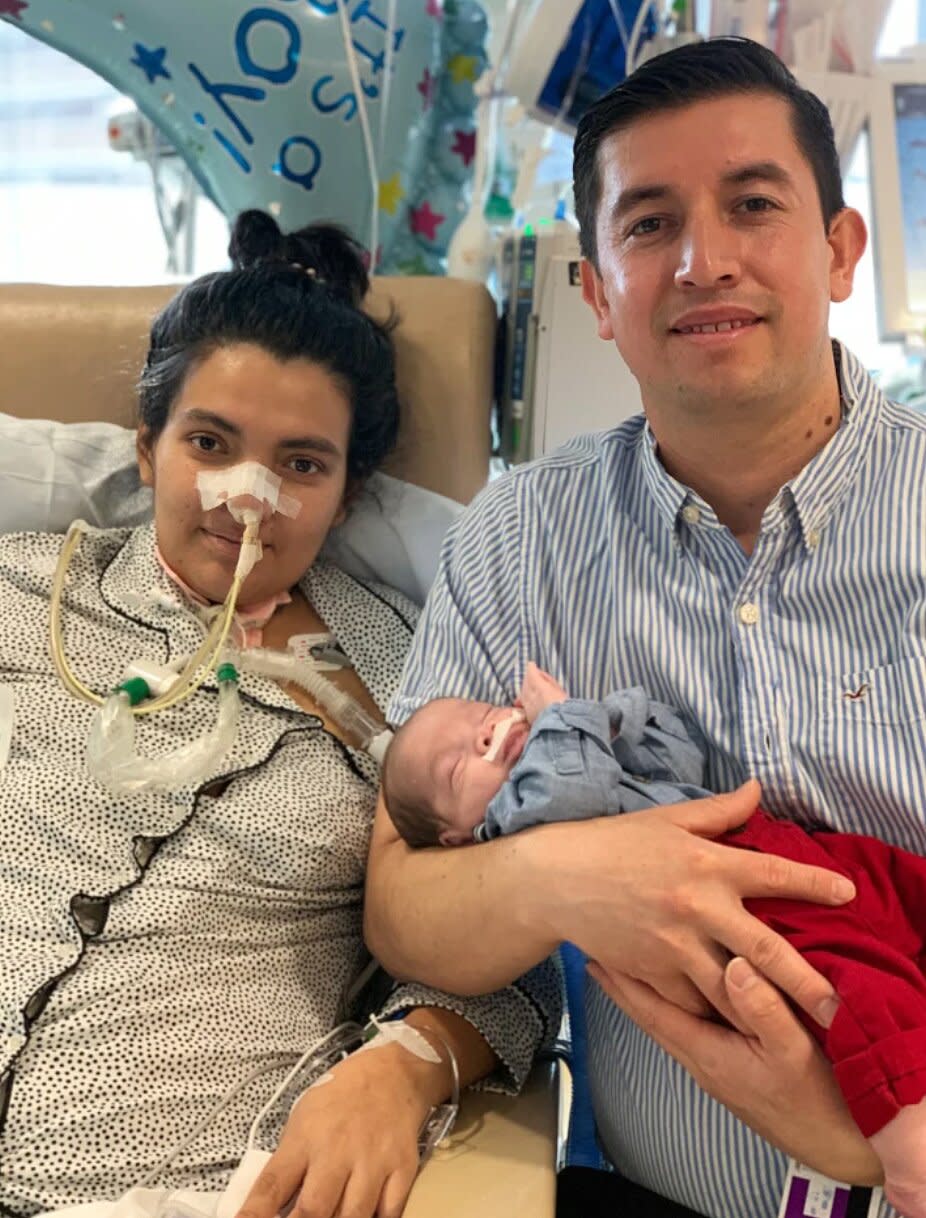 Photo of Una mujer da a luz la viabilidad de COVID y sobrevive para conocer a su bebé: «Estaba tan asustada»