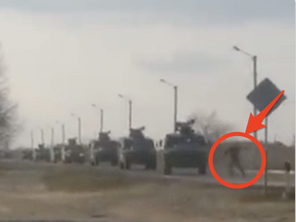 Defiant Ukrainians mount passive resistance, kneeling in front of Russian tanks ..