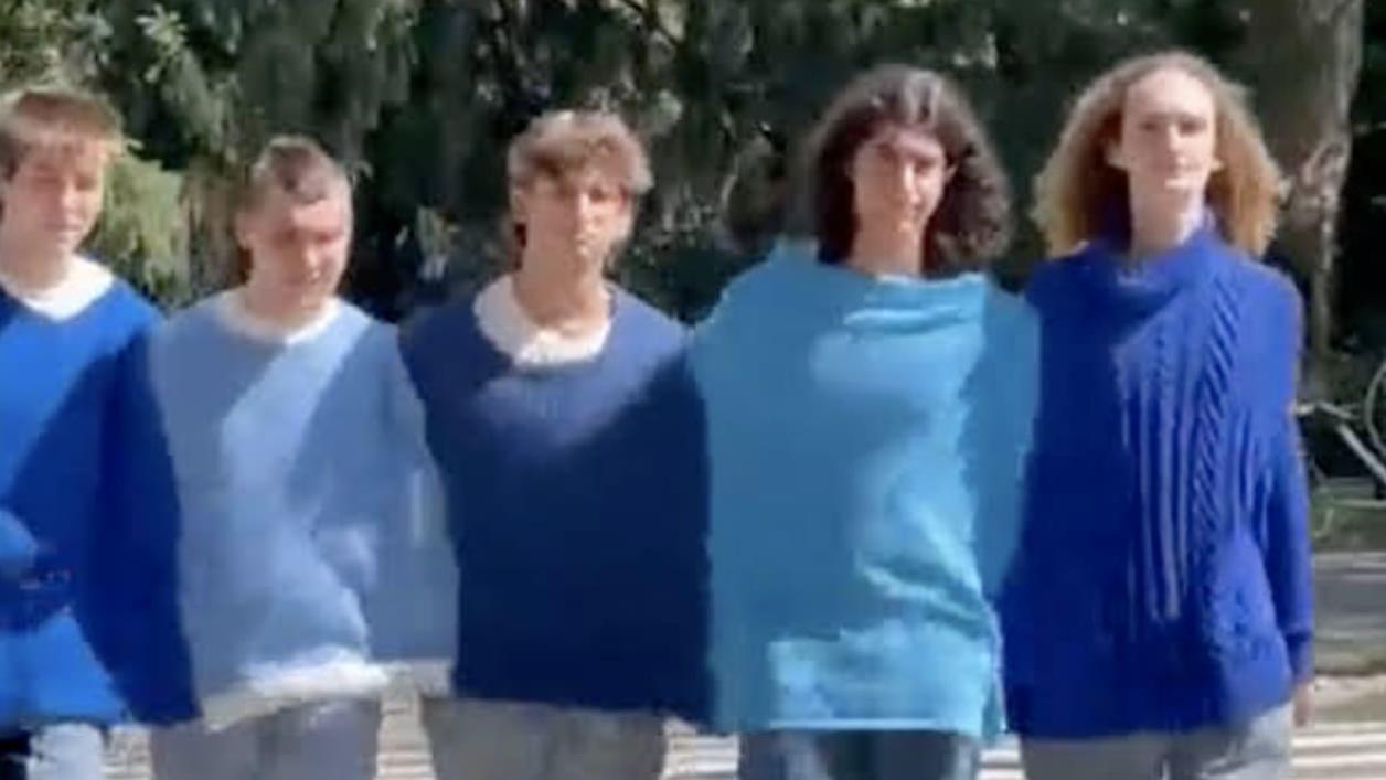 5 men wear one connected 5-person sweater [Video]