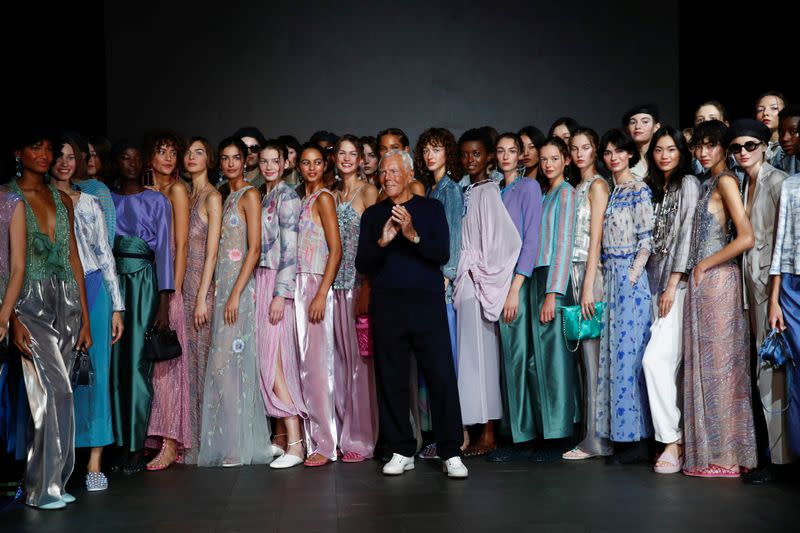 Emporio Armani apporte des looks inspirés du voyage au défilé de la Fashion Week de Milan