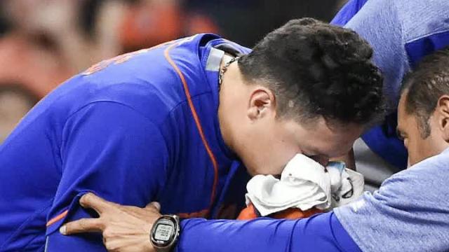 Wilmer Flores breaks his own nose with unlucky foul ball