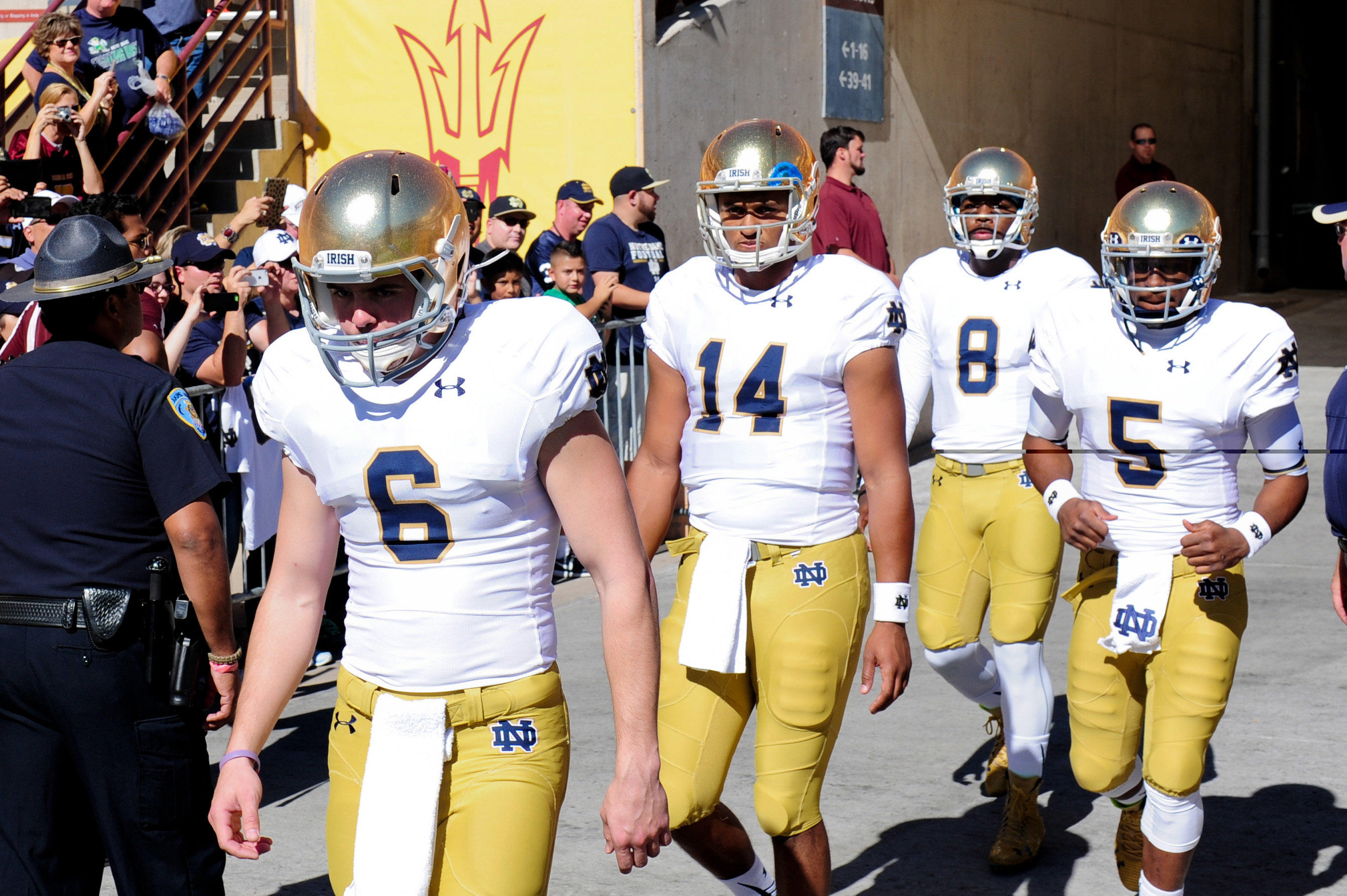 Notre Dame to play two quarterbacks in bowl game