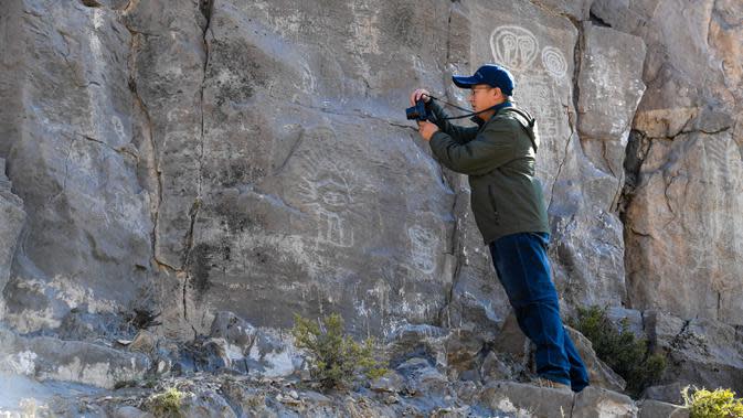 FOTO Meneliti Lukisan  Batu  di Gunung  Zhuozi