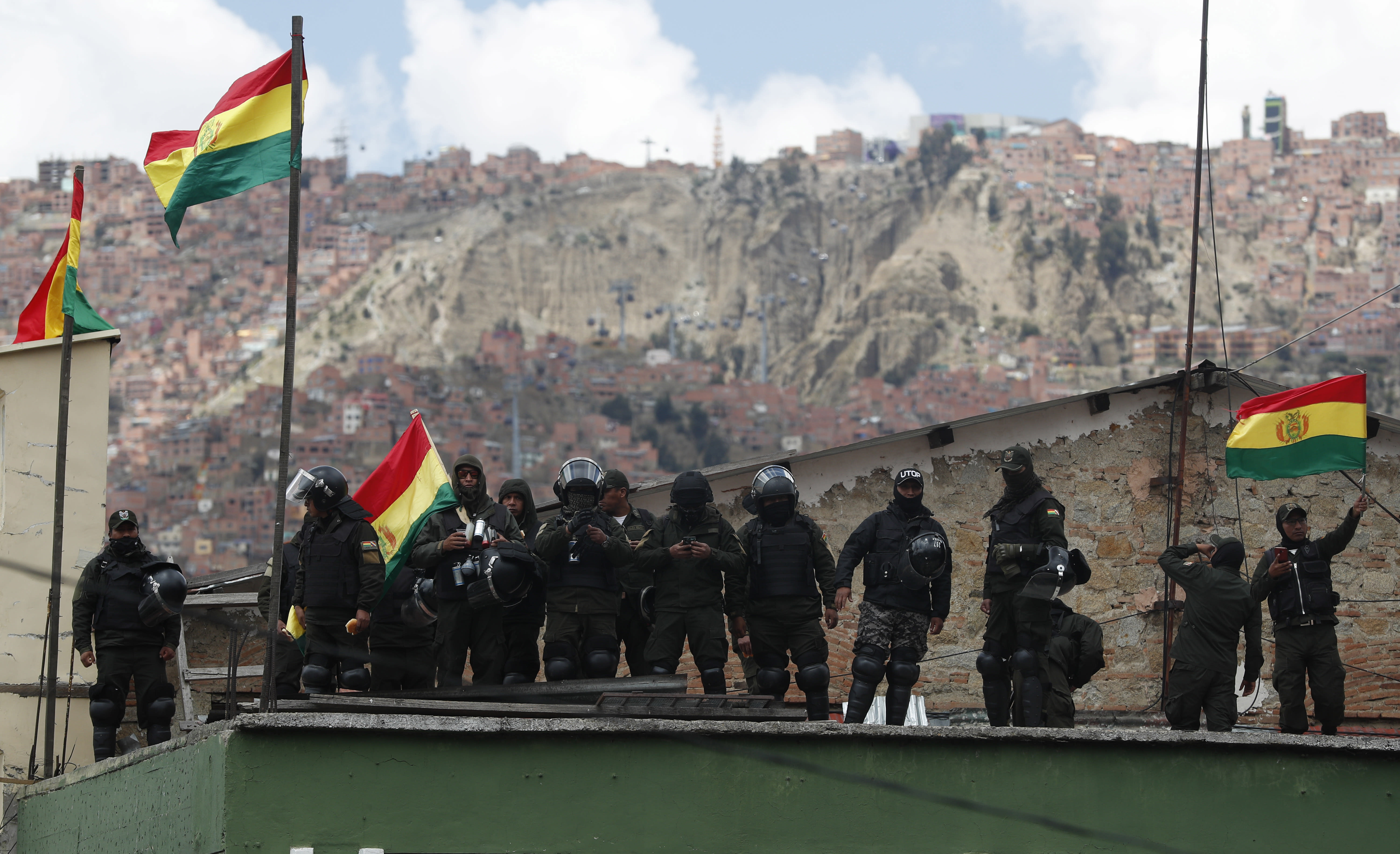 Police outside Bolivia&#39;s presidential palace abandon posts