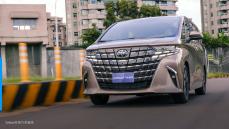 【新車速報】2023 Toyota Alphard 2.5 Hybrid E-Four試駕！與下屆世界盃同步交車是否值得等？