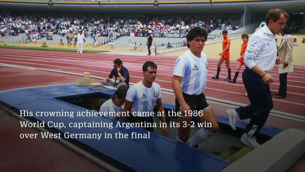 This photo showing Pelé at Maradona's grave has been photoshopped