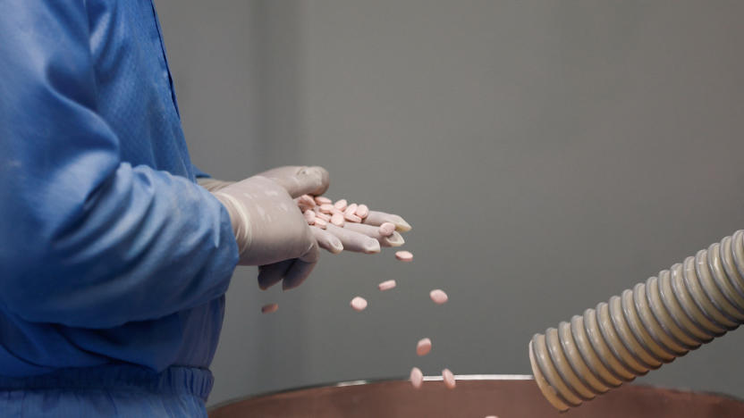 An employee checks products at a workshop manufacturing Vitamin C tablets, amid the coronavirus disease (COVID-19) outbreak, during an organised media tour, at Youcare Pharmaceutical Group, in Beijing, China January 10, 2023. REUTERS/Tingshu Wang