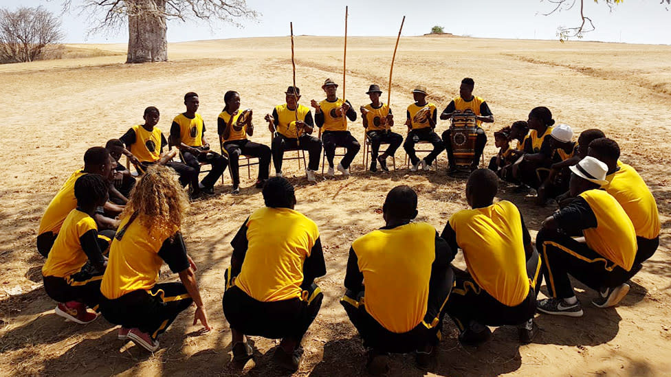 Redescobrindo as raízes africanas da arte marcial brasileira Capoeira