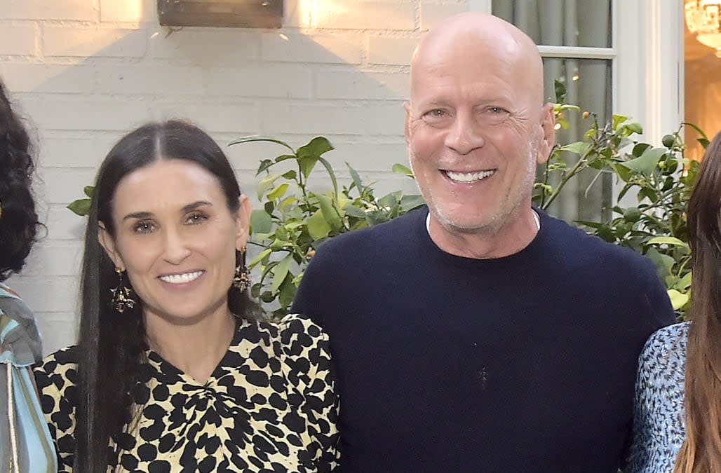 Demi Moore and Bruce Willis pose together with daughters and Willis ...