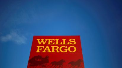 Fed orders Wells to halt growth over compliance
