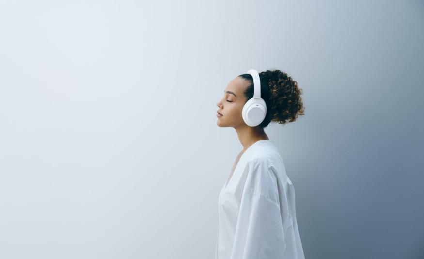 Sony is releasing its WH-1000XM4 headphones in white for a limited