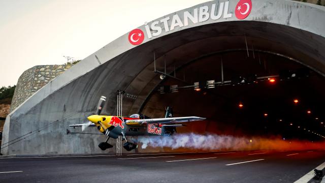 Italian pilot Dario Costa flies airplane through Turkey's Çatalca Tunnels